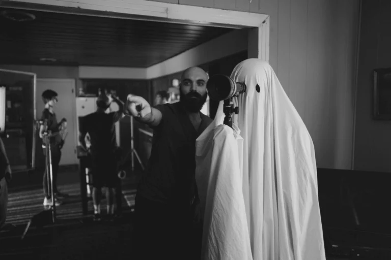 Fake medium and ghost hunters