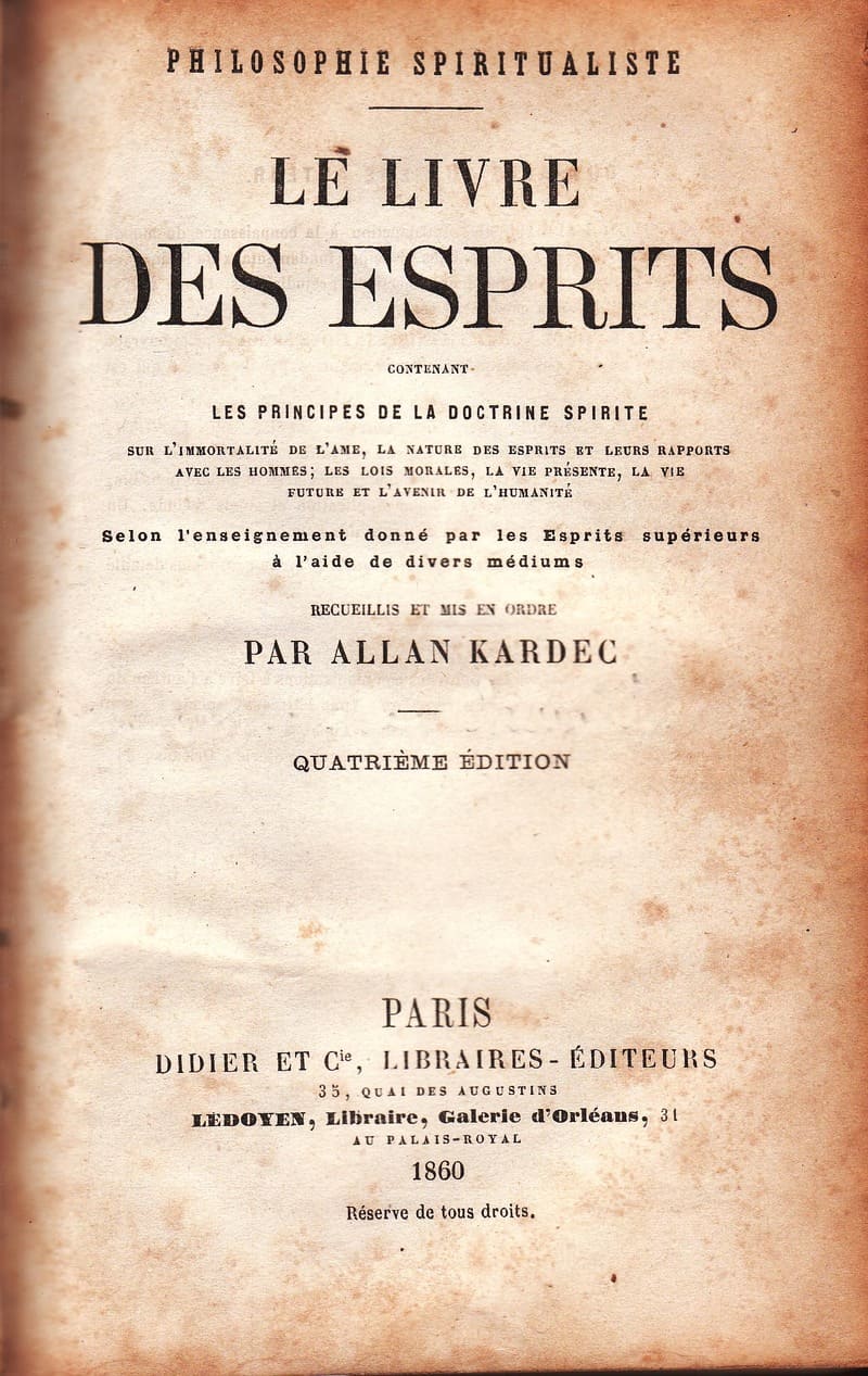 Historický francouzský titulní list knihy Le Livre des Esprits od Allana Kardeca