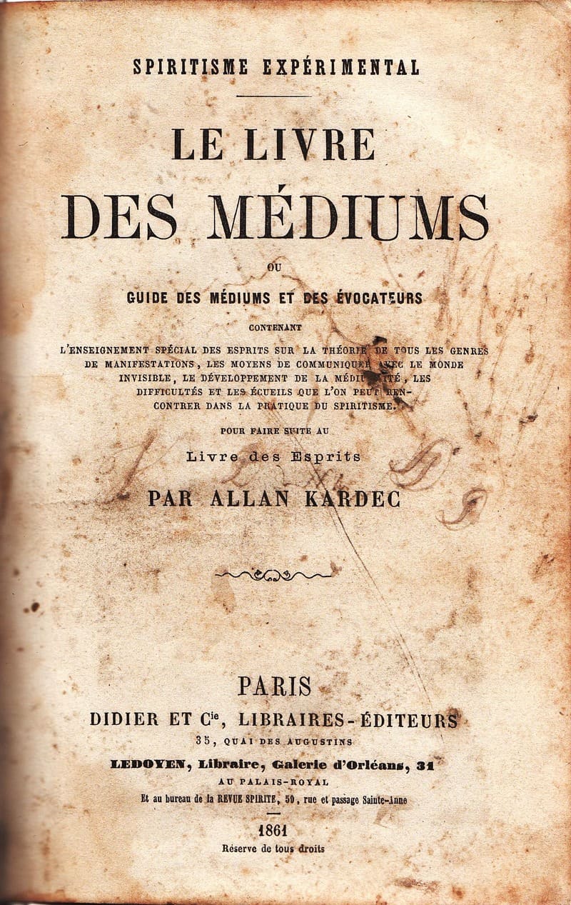 Historický francouzský titulní list knihy Le Livre des Médiums od Allana Kardeca
